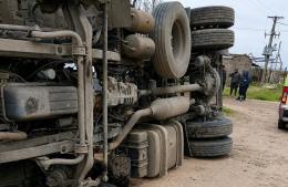 Vuelco en Ramallo: retiraron de madrugada un camión que transportaba dióxido de carbono