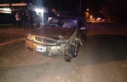 Violento accidente entre auto y moto: un herido de gravedad