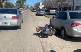 Accidente en pleno centro de Ramallo: un motociclista resultó con heridas leves