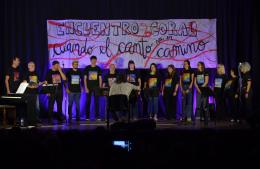 Tres coros se reunieron en Villa Ramallo en una jornada de música y canto colectivo