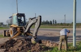 Obras de zanjeo y tendido eléctrico en el camino 087-07 de Savio