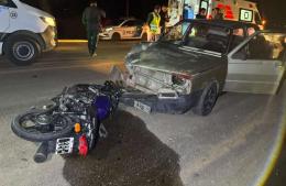 Choque entre un autom&oacute;vil y una motocicleta en Ruta 51 y Frondizi