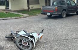 Colisión entre una camioneta y una moto dejó un herido leve