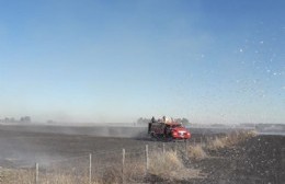 Incendio de pastizales en el acceso a Villa Ramallo