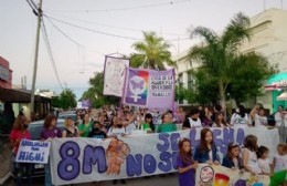 Multitudinaria marcha por el Día de la Mujer