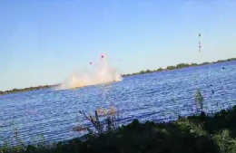 Intervino prefectura de Ramallo: un helicóptero realizaba maniobras peligrosas en el río Paraná y se estrelló
