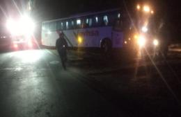 Un colectivo escolar terminó encajado en el acceso a Pérez Millán