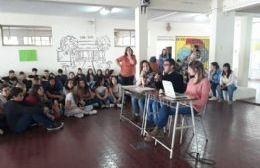 La Casa de la Mujer disertó en la Escuela Media N°1