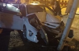 Auto impactó contra columna: dos heridos