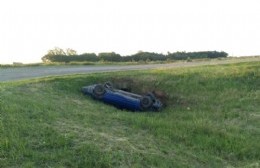 Un auto perdió el control y terminó en la cuneta