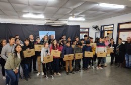 Alumnos de la Secundaria N°4 recibieron las netbooks del programa "Juana Manso"