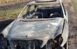 Un auto se incendió en la autopista y el conductor sufrió quemaduras leves