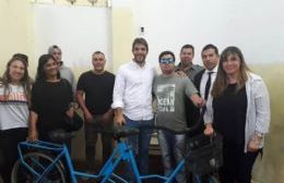 Joven no vidente de nuestra ciudad volvió a andar en bicicleta gracias al aporte de los internos de la cárcel de San Nicolás