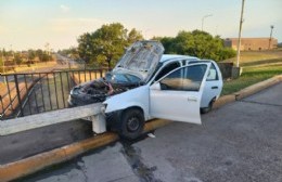 Se incrustó en el guardrail del Ingreso a Siderar