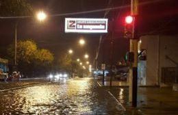 Calles anegadas en todo el distrito y dos familias evacuadas en Villa General Savio