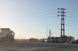 Falleció joven chofer tras volcar con su camión