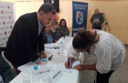 Firma entre el Municipio y Sindicatos para la pre-adjudicación de terrenos