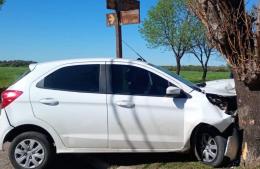 Un auto colisionó contra un árbol