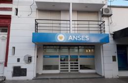 Vecinos se acercan a las oficinas de ANSeS para inscribirse al nuevo IFE
