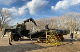 Llegó el avión para el monumento a mecánicos de Malvinas