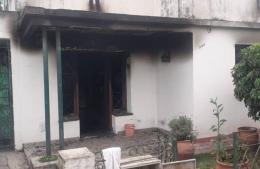 Una familia tuvo que ser rescatada tras el incendio de su hogar
