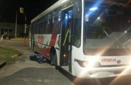 Un colectivo chocó una moto