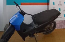 Secuestran moto robada