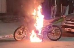 Un joven incendió su moto para evitar el secuestro tras un control