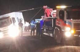Un cami&oacute;n despist&oacute; y termin&oacute; en la cuneta sobre la Ruta 1001