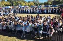 Alumnos realizan su promesa a la Bandera
